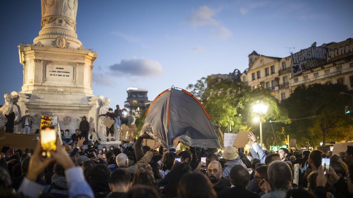 Miles de personas deciden seguir con la acampada por la vivienda en Lisboa tras el desalojo: “La indignación es muy grande"