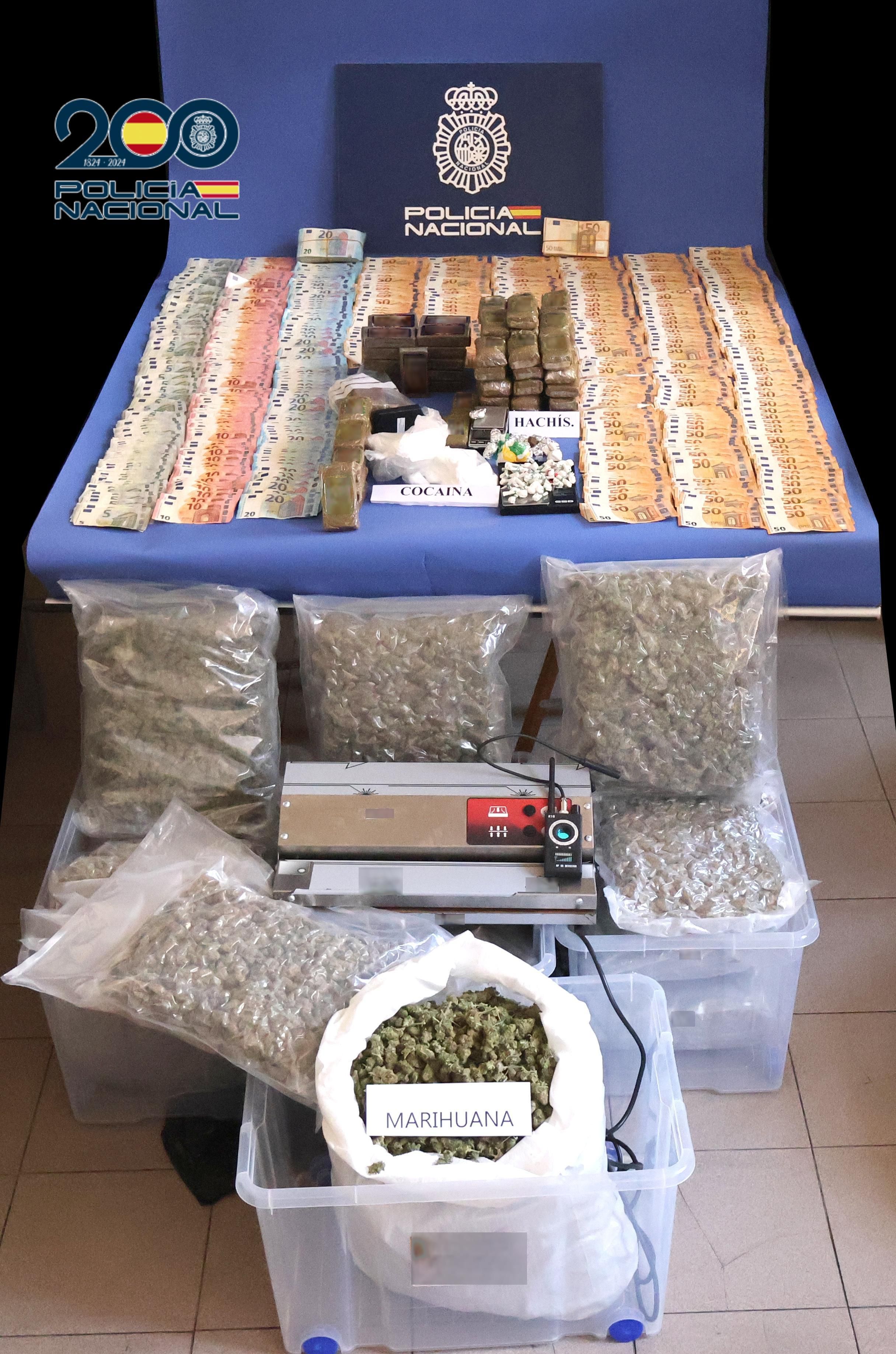 Dinero y droga intervenida en la operación de la Policía Nacional.