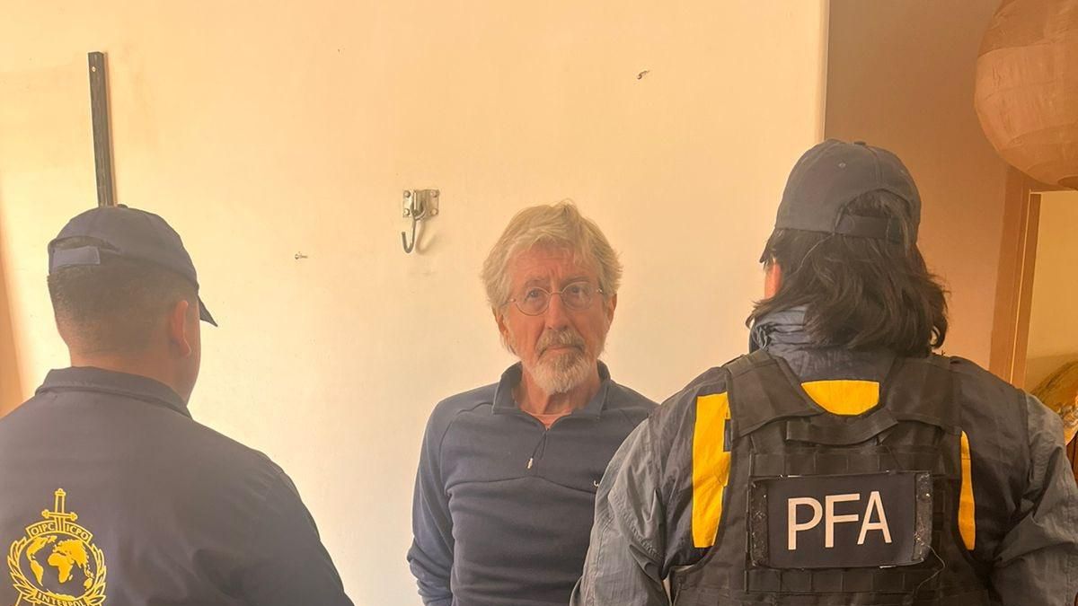 Bertulazzi tras ser arrestado en su domicilio por la policía federal argentina (julio de 2025)