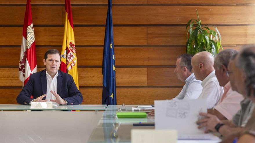 El presidente de la Junta de Castilla y León, Alfonso Fernández-Mañueco, en una reunión con los representantes de las Organizaciones Profesionales Agrarias el 22 de agosto.