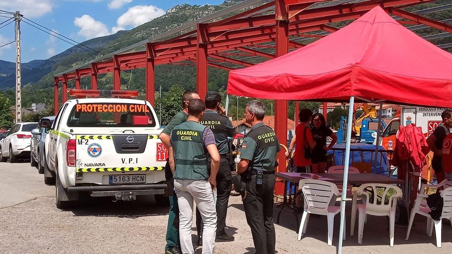 Archivo - Otro operativo de rescate en la cueva de Coventosa.- Archivo