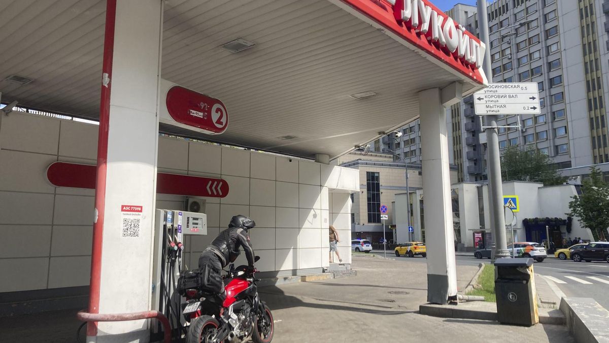 Gasolinera de Lukoil en Moscú. Las restricciones a la venta de gasolina y diésel llegaron este miércoles a las gasolineras de la capital rusa ante los constantes ataques ucranianos contra la infraestructura petrolera.