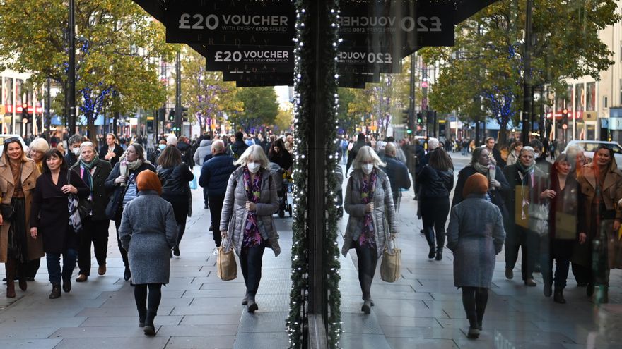 Transeuntes en una calle de Londres. EFE/EPA/NEIL HALL/Archivo