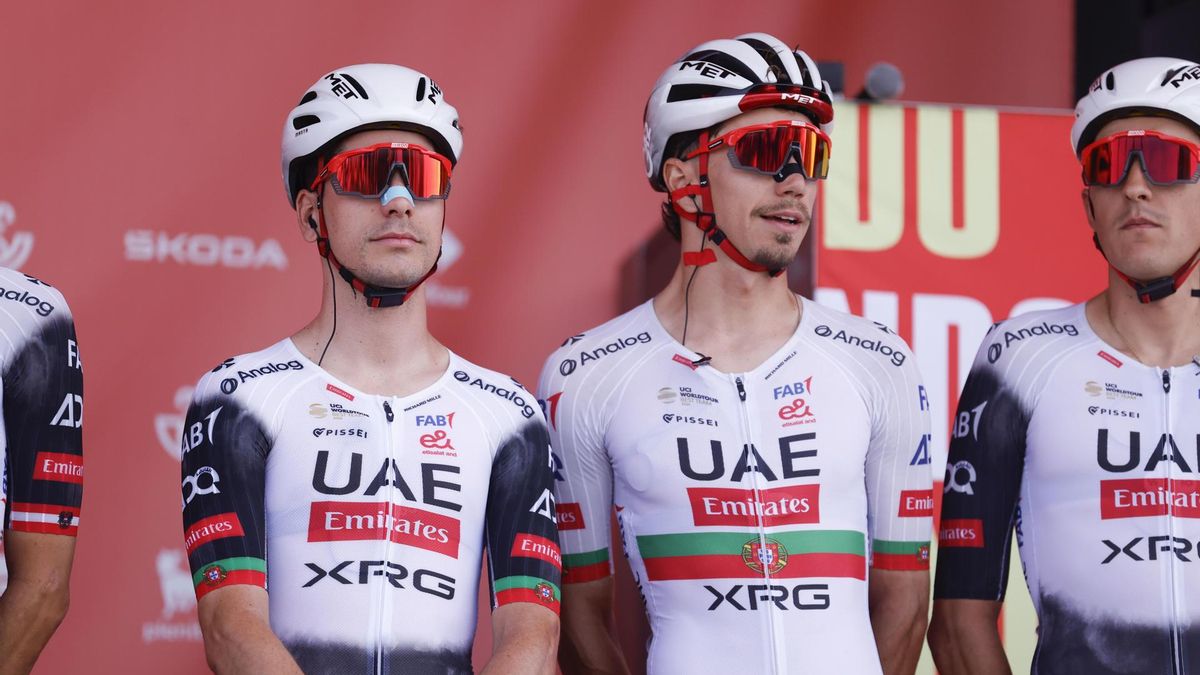 El ciclista Juan Ayuso durante la salida de la décima etapa de La Vuelta a España, entre el Parque de la Naturaleza Sendaviva (Navarra) y final en el Ferial Larra Belagua.