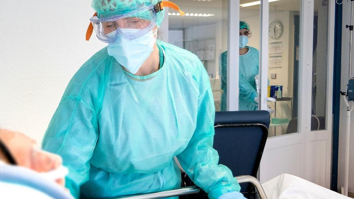 Archivo - Sanitario con enfermo de coronavirus