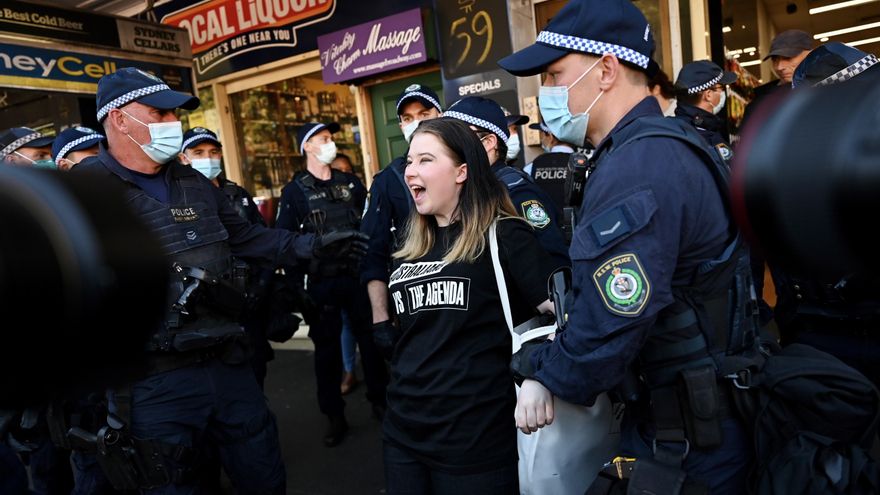 Manifestantes anticonfinamiento se enfrentan a la Policía en Melbourne EFE/EPA/Steven Saphore