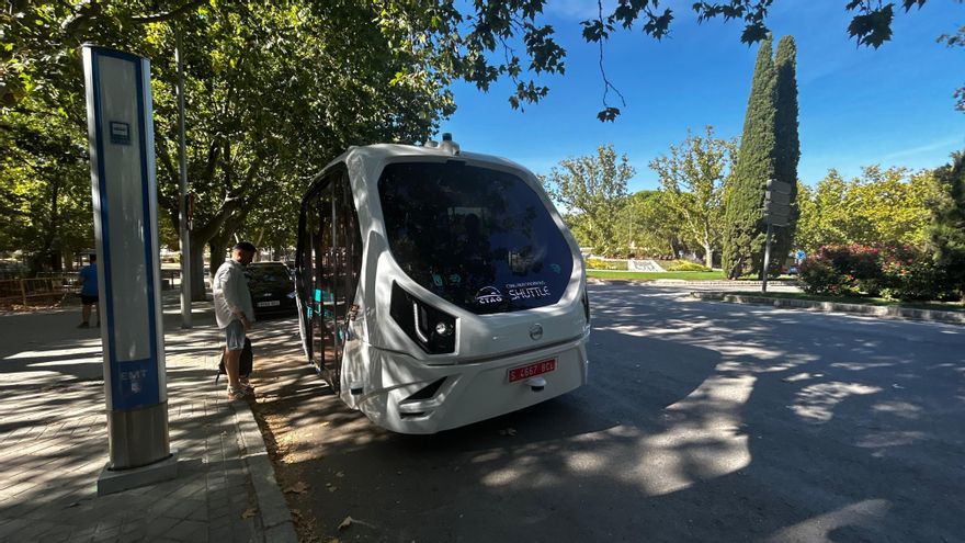Subimos al primer autobús sin conductor de Madrid: es silencioso, va lento y solo circula 20 kilómetros sin recargar
