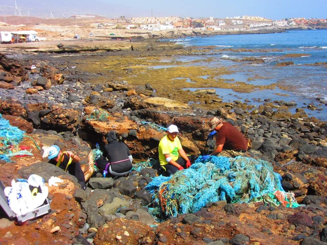 Recogida de residuos en la costa de El Porís