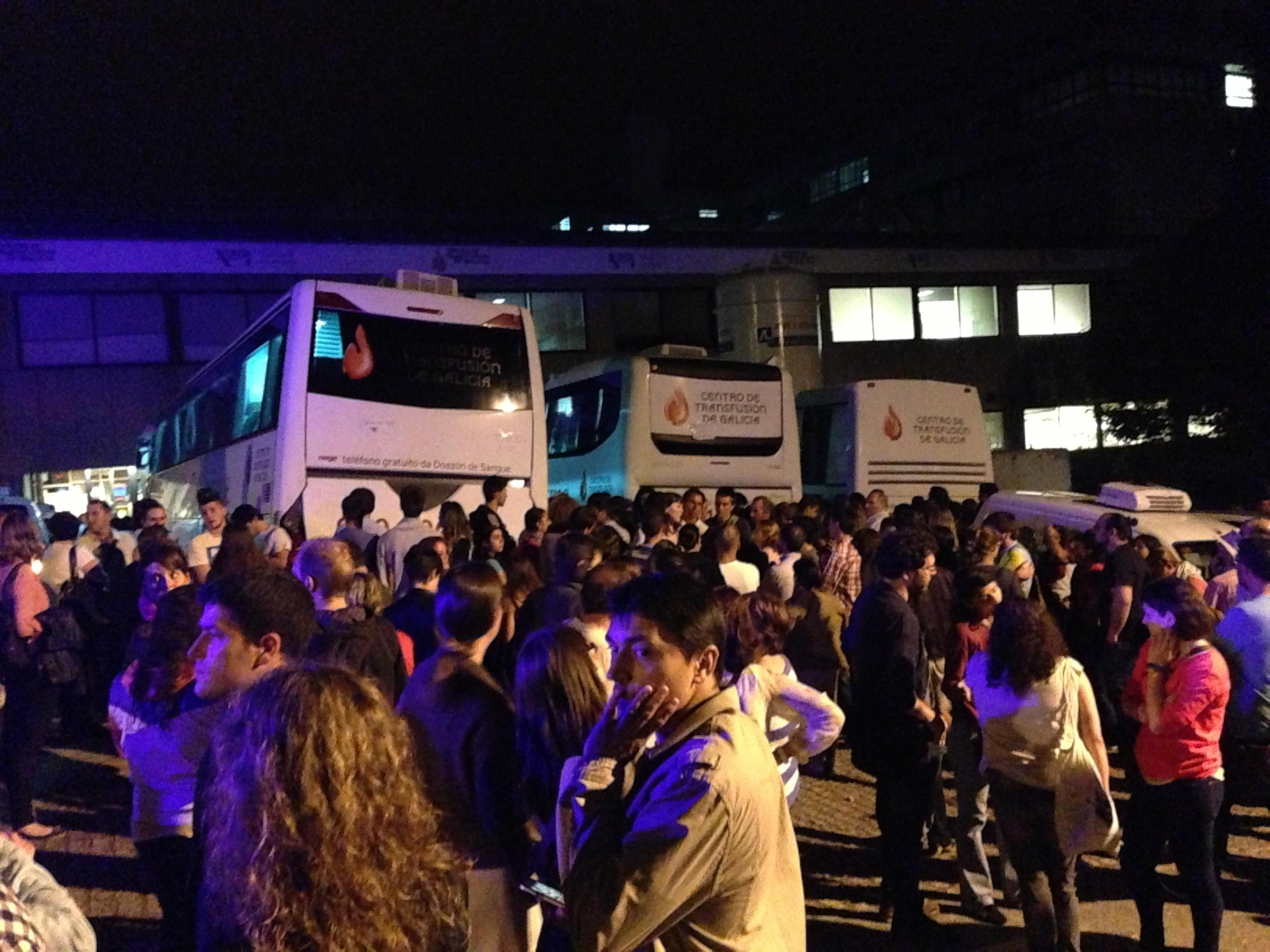 Largas colas de personas dispuestas a donar sangre en Santiago.