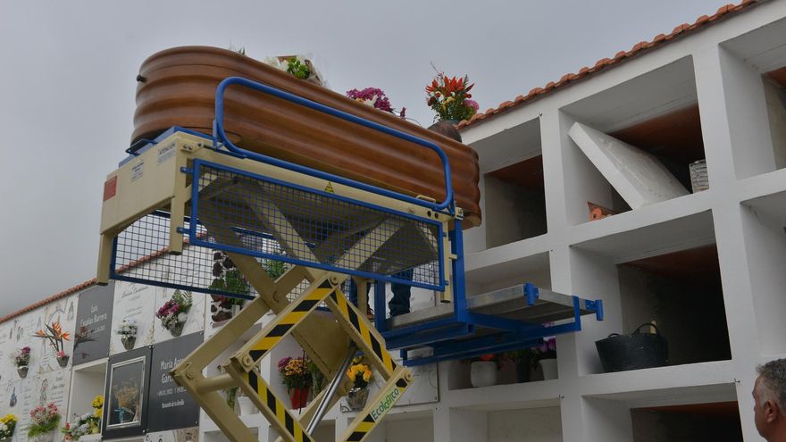 Autoridades, miembros de ONG, equipos de rescate y ciudadanos anónimos acuden al entierro del migrante desconocido B9 271023 en El Hierro