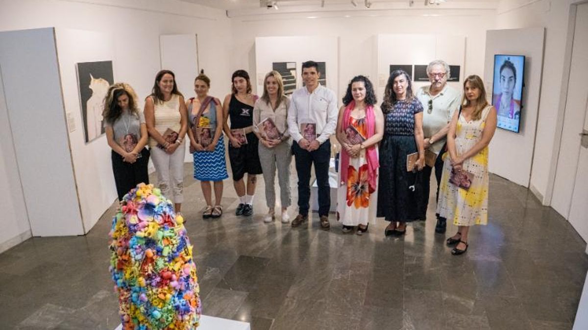El director del Instituto Riojano de la Juventud (IRJ), Juan Diego Alcaide, la concejal de Juventud del Ayuntamiento de Logroño, Laura Lázaro, y la directora del Museo de La Rioja, Rocío Coletes, han inaugurado la XXXIX Muestra Itinerante de Arte Joven de La Rioja