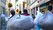 Ante la llegada de la Policía, varios manteros recogen su mercancía y se marchan