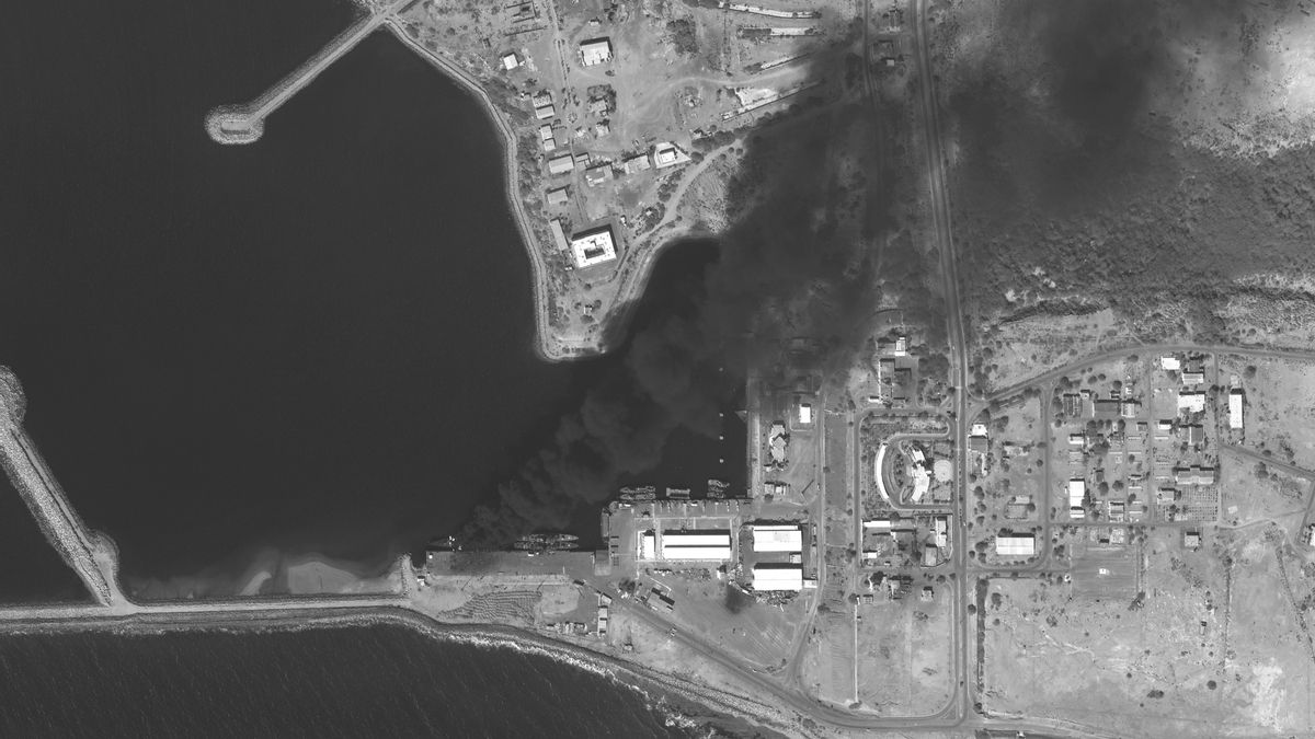 Vista general de la base naval de Konarak, al sur de Irán, donde se aprecia un buque en llamas