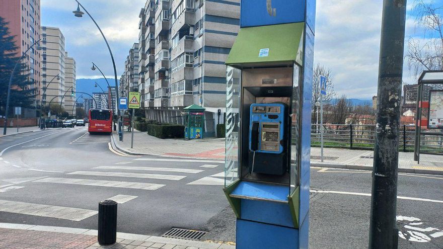 Cabina de teléfono en la Avenida Pau Casals de Bilbao