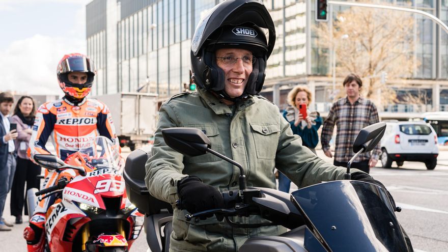 El alcalde de Madrid, José Luis Martínez-Almeida (d).