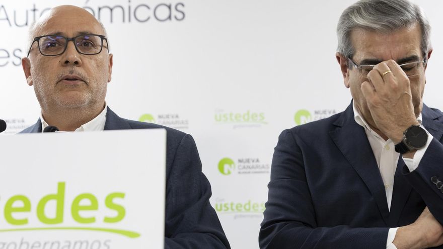 El candidato de Nueva Canarias al Gobierno canario, Román Rodríguez (d), un histórico de la política en las islas, ha comparecido este domingo para valorar los resultados de las elecciones, en las que ha perdido su escaño en el Parlamento autonómico, acompañado por Antonio Morales (i), que presidirá de nuevo el Cabildo de Gran Canaria