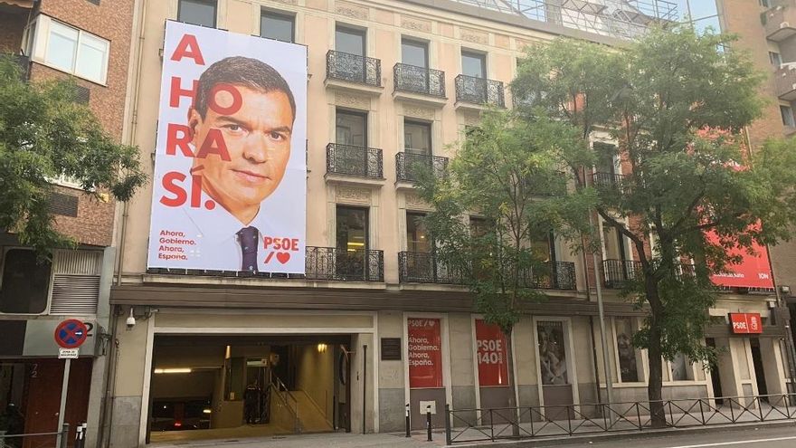 Archivo - Foto de archivo de la fachada de la sede del PSOE de la calle Ferraz, con el lema de campaña para las elecciones generales de noviembre de 2019