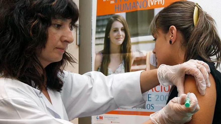 Una paciente recibe la vacuna contra el virus del papiloma humano. / Efe