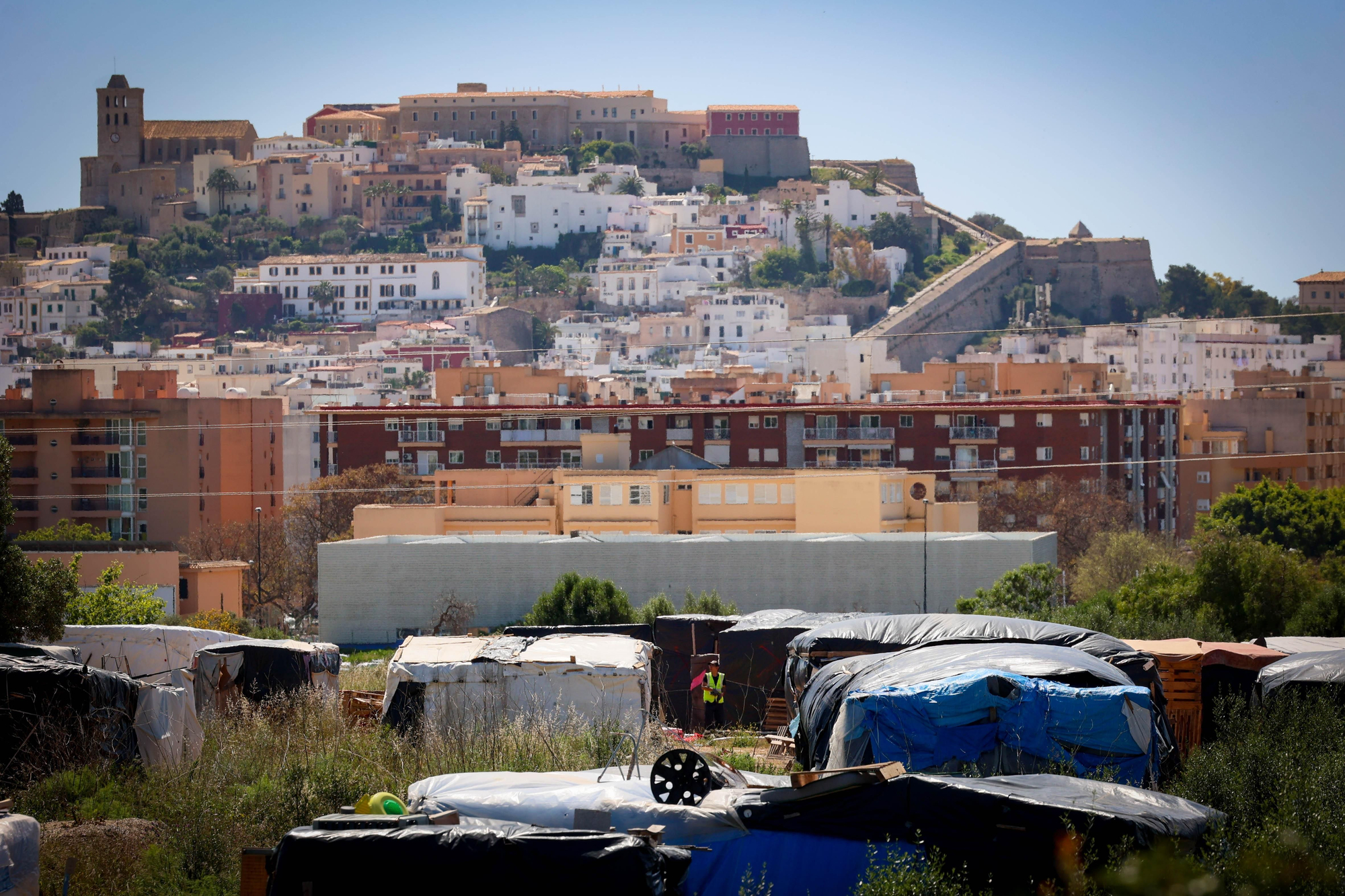 Vista general de l'assentament de barraques a Eivissa, amb Dalt Vila al fons, durant l'operatiu de desallotjament