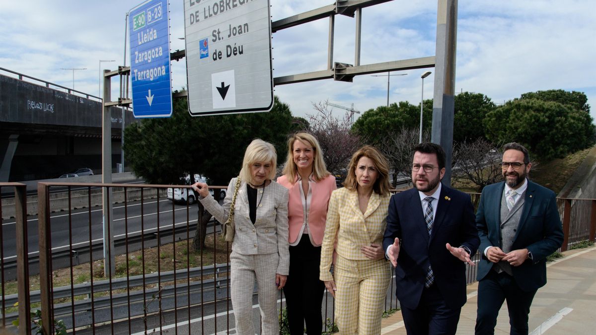 El presidente Pere Aragonès junto a la ministra Raquel Sánchez, acompañados del conseller Juli Fernàndez, la alcaldesa de Esplugues Pilar Díaz y la delegada del Gobierno en Catalunya, Maria Eugènia Gay.