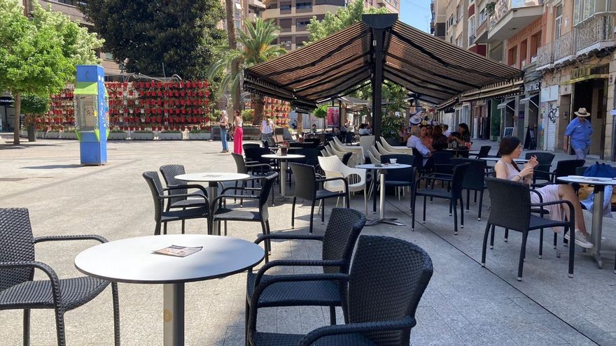 Línea de bares en la Plaza de Santo Domingo, en Murcia
