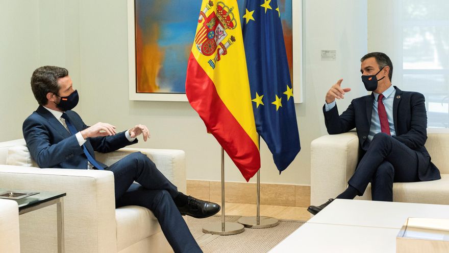 El presidente del Gobierno, Pedro Sánchez (d), junto con el líder del PP, Pablo Casado (i). EFE/Fernando Villar/Archivo