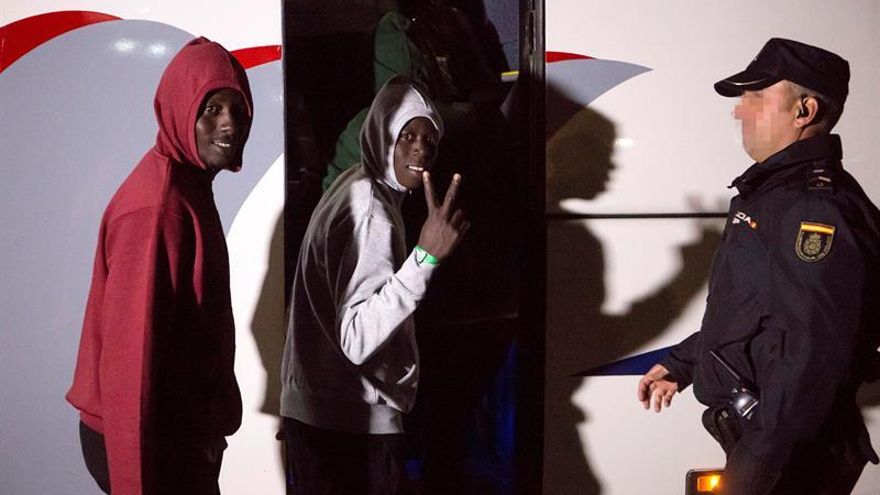 Rescatan 44 personas de una patera y localizan una segunda en el mar de Alborán