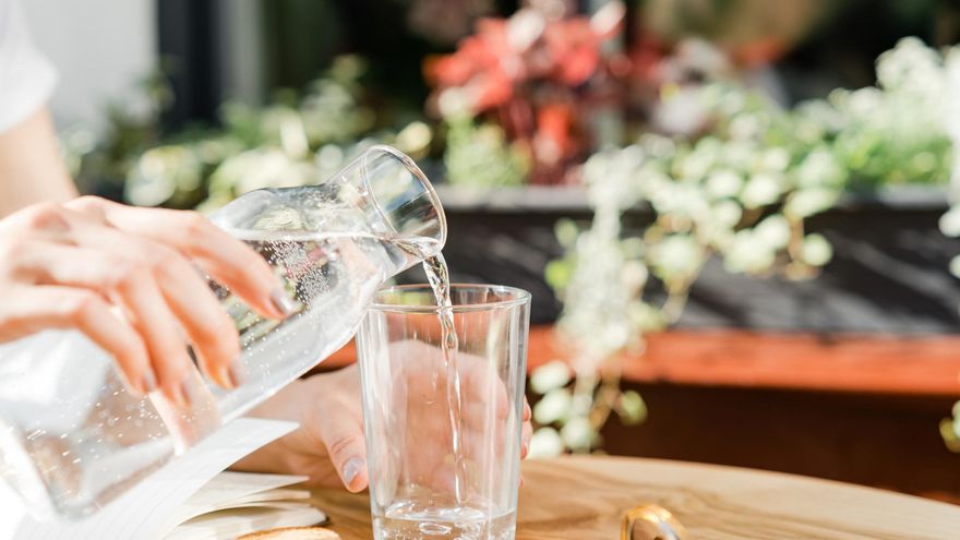 ¿Cuánta agua necesitamos tomar al día?