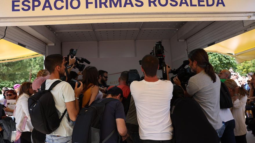 Periodistas y fans congregados alrededor de Ana Obregón este domingo en la Feria del Libro
