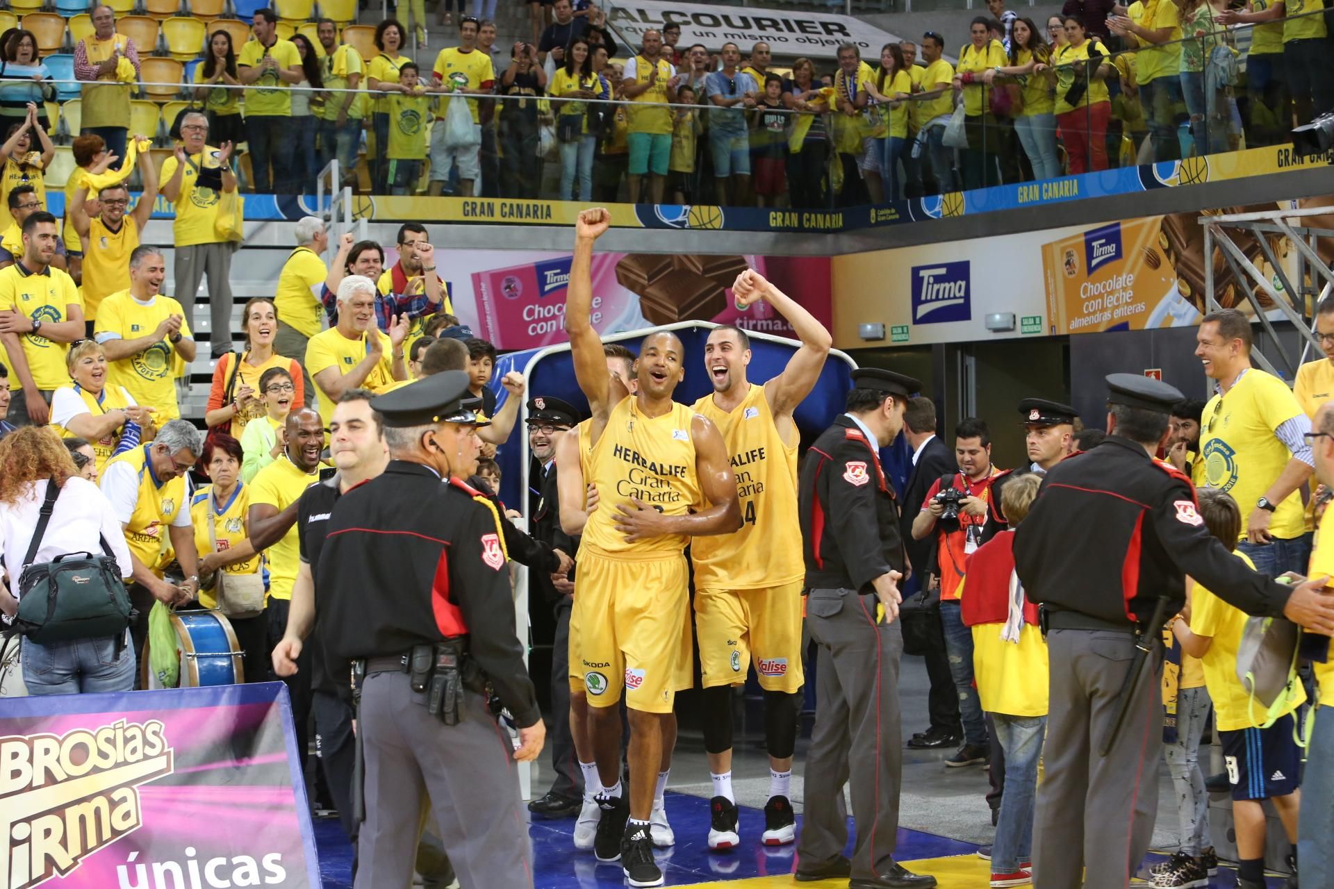 Imágenes del partido de cuartos de final de playoff entre el Granca y el Baskonia. (Alejandro Ramos).