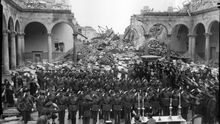 Ceremonia castrense en las ruinas de El Alcázar de Toledo. 1939