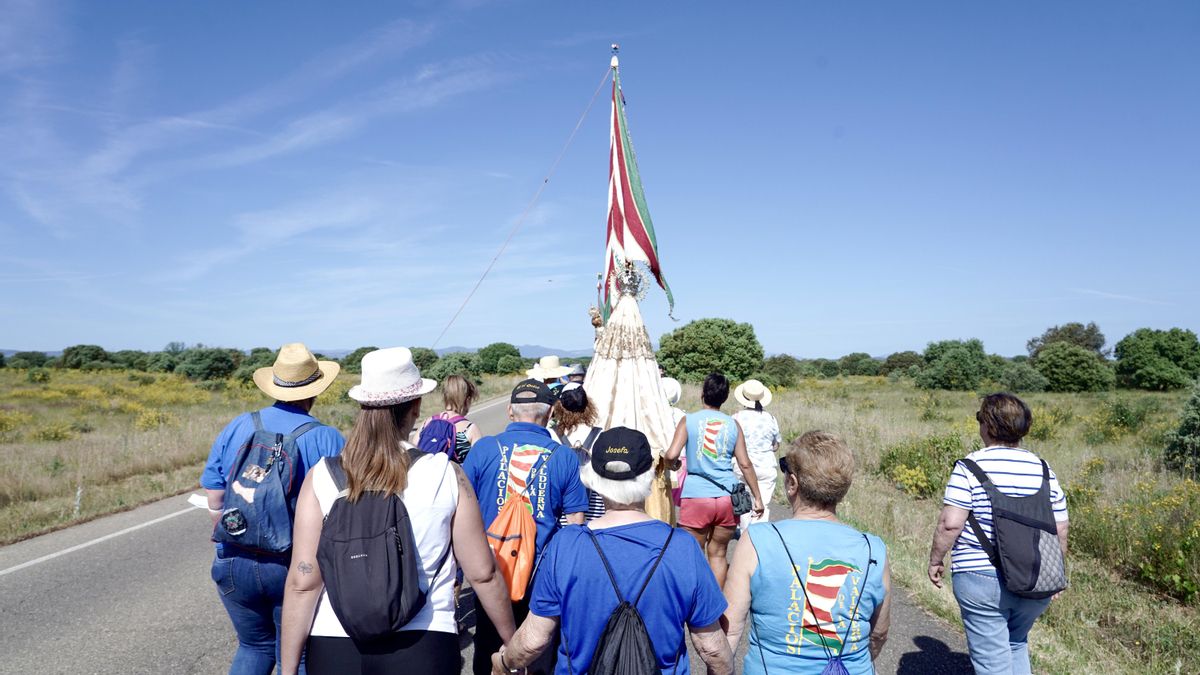 La Virgen de Castrotierra vuelve a reunir a los pueblos de La Valduerna en su romería por las fiestas de las Pascuas.