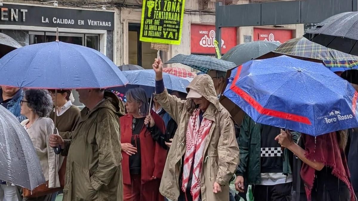 León reclama bajo la lluvia medidas para solucionar la crisis de la vivienda y que no funcione "como una mercancía"