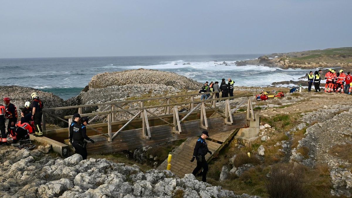 Al menos tres personas fallecidas y varias desaparecidas tras la rotura de una pasarela en la playa de El Bocal de Santander