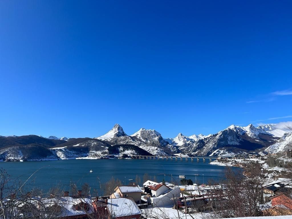 Panorámica de Riaño en tiempo de nieve.