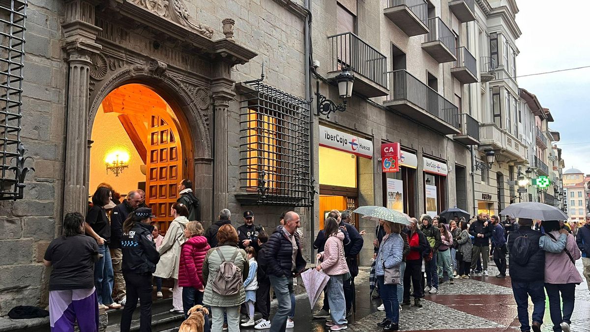 Fila de vecinos en la calle Mayor de Jaca a la espera de votar.