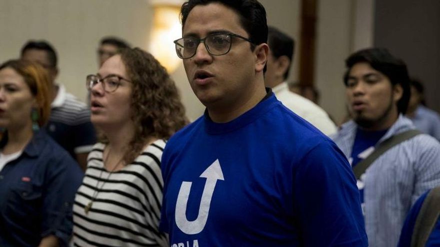 Guillermo Incer (c), reelegido como representante de la sociedad civil, fue registrado este sábado, durante la elección de los nuevos integrantes del Consejo Político de la Unidad Azul y Blanco (UNAB), en Managua (Nicaragua).