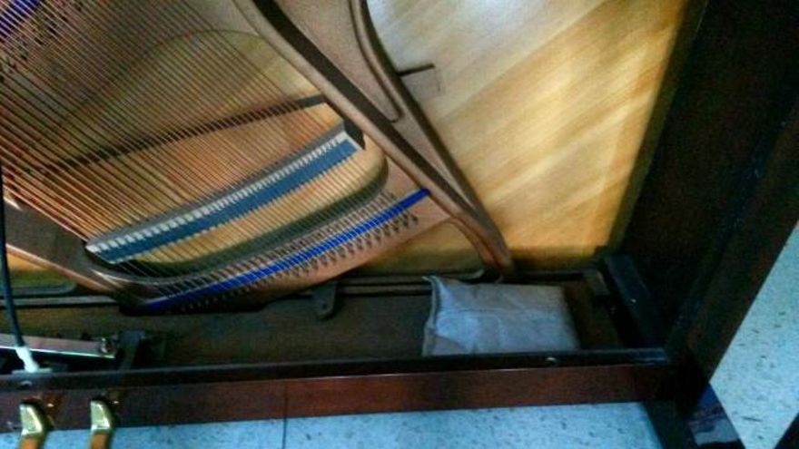 Piano dañado esta mañana por las humedades que se filtran en el Conservatorio.