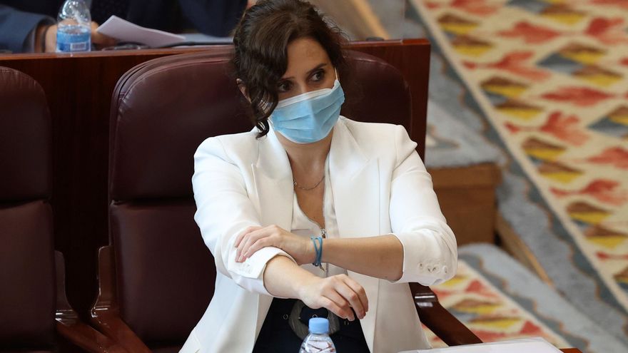 Díaz Ayuso se prepara durante el debate para las réplicas a la oposición.