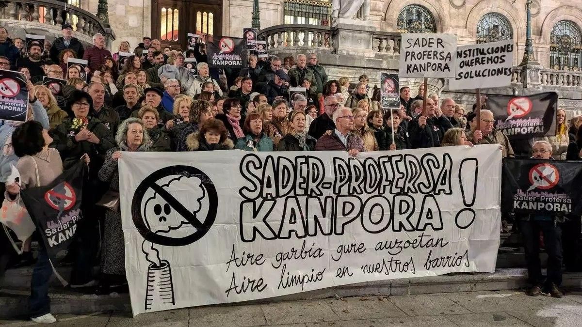 Concentración de vecinos en el Ayuntamiento de Bilbao contra Sader y Profersa.