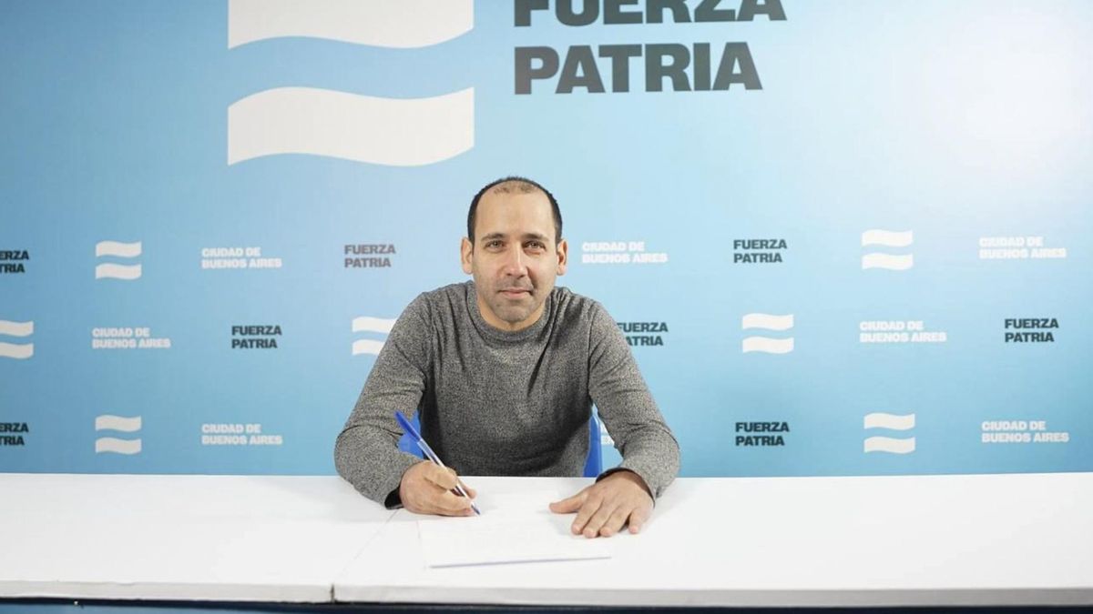 Hagman, al firmar su candidatura a la reelección.