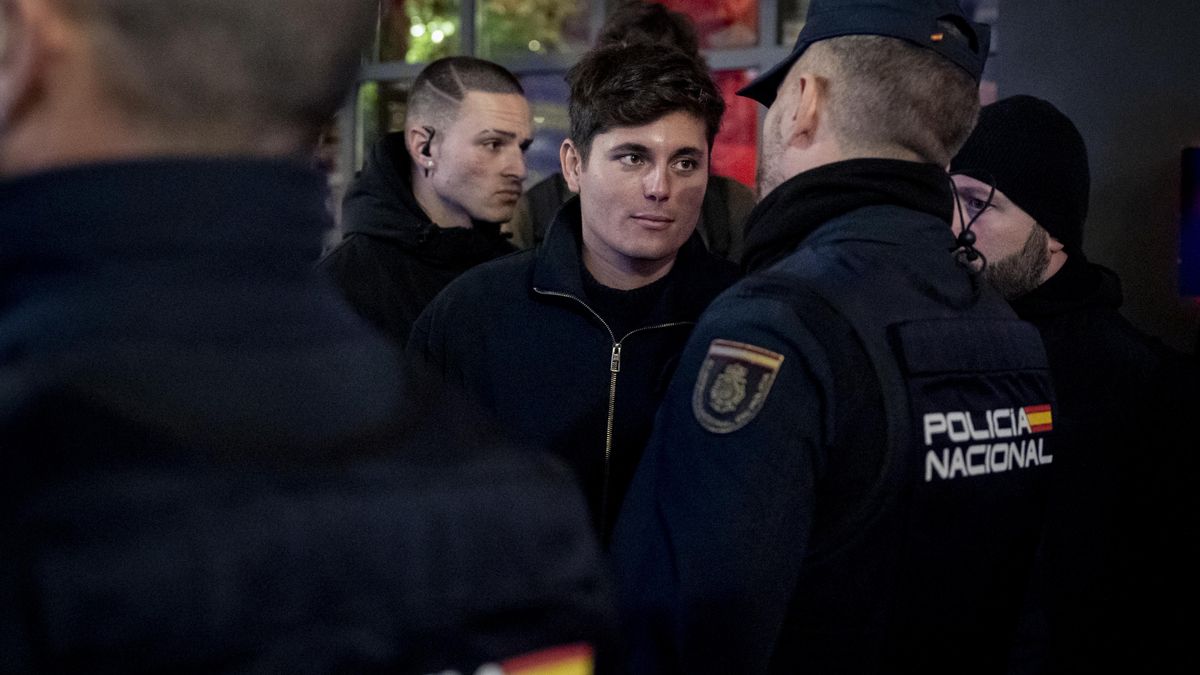 El periodista Vito Quiles (c) durante una concentración por el día de la Eliminación de la violencia contra las Mujeres.