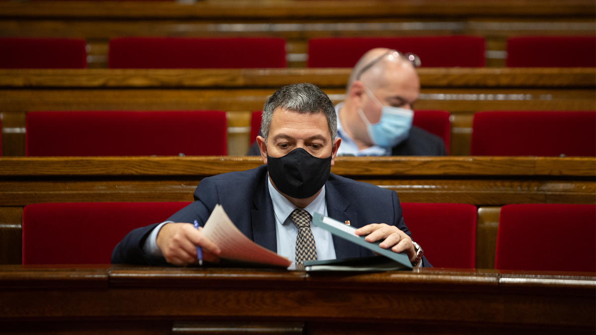 Archivo - El conseller de Interior, Miquel Samper, durante la Diputación Permanente del Parlament, en Barcelona.