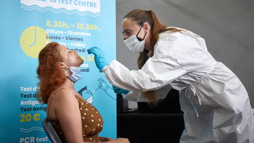 Una enfermera realiza una prueba de COVID-19 en Lloret de Mar