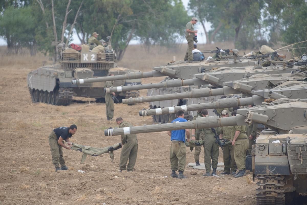 Tanques israelíes en la frontera entre Israel y Gaza a la espera de que su Gobierno decida iniciar una ofensiva terrestre. Foto: Gili Yaari/Zuma Press