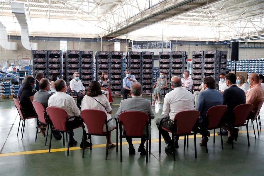 Los Reyes charlando con representantes del sector primario tinerfeño este martes.