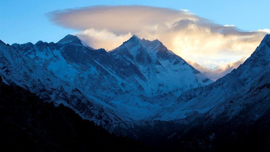 Rescatan en buen estado al parapentista español perdido durante 5 días en el Himalaya