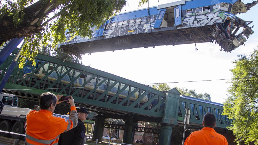 Bajaron el furgón y siguen las tareas para remover los vagones de los trenes que chocaron en Palermo