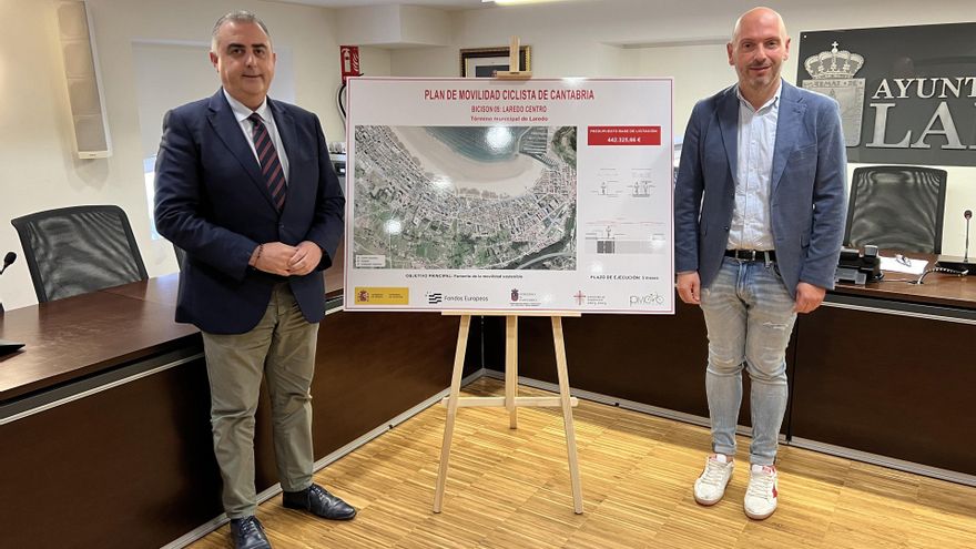 El consejero de Fomento, Roberto Media, y el alcalde de Laredo, Miguel González, en la presentación del carril bici 'Laredo centro'