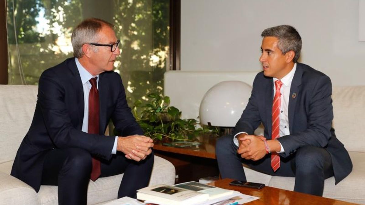 José Guirao y Pablo Zuloaga durante su reunión en el Ministerio de Cultura.
